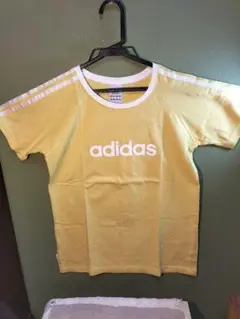 アディダスのクリーム半幅ＴシャツLサイズ