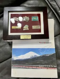 富士スピードウェイ 2005年リニューアル記念品 限定ピンバッジ ＆ 冊子