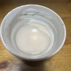 青い傘模様の白いボウル