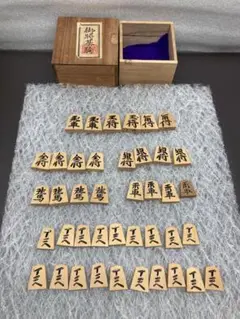 将棋駒、堀埋め、一平作、駒40枚。 竹風作菱湖島黄楊虎斑彫埋将棋駒/新品 桐製平箱付(KS477