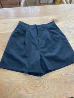 黒いハーフパンツ ウエストボタン付き