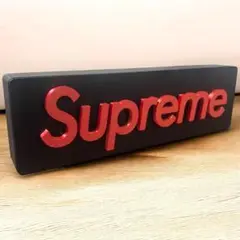 Supremeのロゴデザインの立体的なランプシェード。