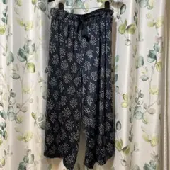 ブラックに葉の柄　さらっとしたイージーパンツ