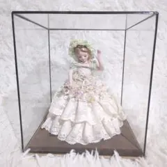 〈クリアケース付き〉アイリッシュドレスデン 花飾りの貴婦人 フィギュリン