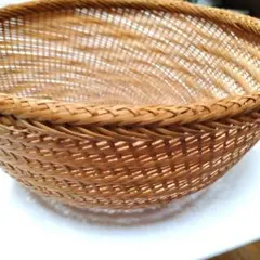 古い　味のある竹製 かご　 編み込みデザイン　 シミあり 口径20☓高さ10