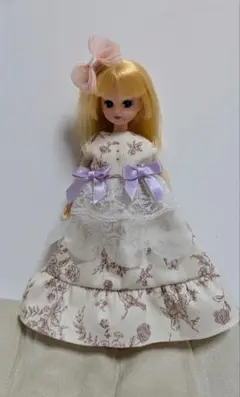 リカちゃん アイボリー花柄ドレスとリボン