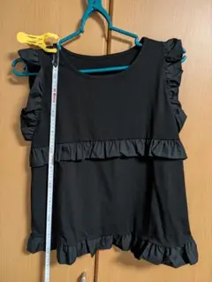 フリル付きブラックノースリーブトップス