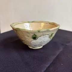 クリーム色の花模様茶碗　　直径13㌢