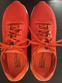 Under Armour HOVR オレンジスニーカー