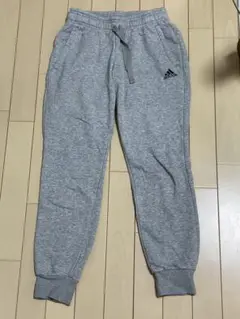 adidas グレー カジュアルパンツ　A2B008