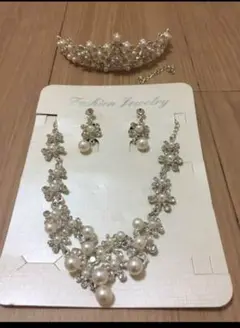ウェディング 美品♡ティアラ、ネックレス、イヤリング♡3点セット