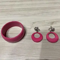 ピンク プラスチック ブレスレットとイヤリング