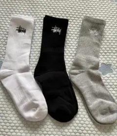 Stussy ホワイト、ブラック、グレーソックス 3足セット