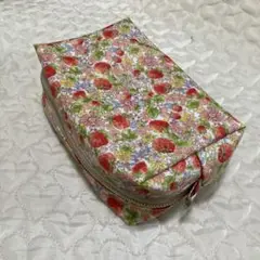 いちごと花のプリントポーチ　ラミネート生地使用