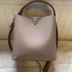 INDIVI グレージュ色ショルダーバッグ ジッパー付き