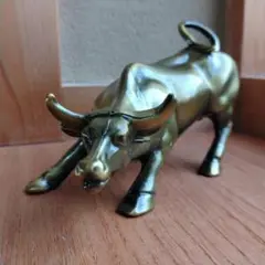 チャージングブル　金属製　ブロンズ　猛牛　雄牛　オブジェ　置物　風水