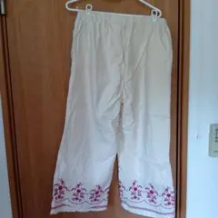 サマンサモスモスクリーム色の刺繍入りペチパンツ