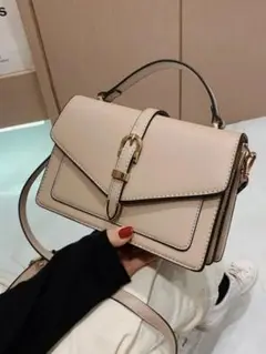 ベージュ フラップハンドバッグ