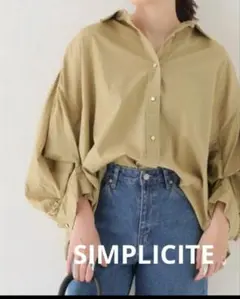 ベージュの長袖シャツ