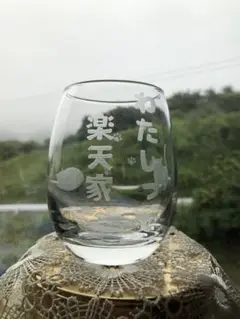 猫と足跡と文字入りグラス
