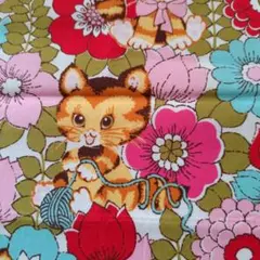 ■アレキサンダー•ヘンリー＊お花畑のネコちゃん＊55×44cm