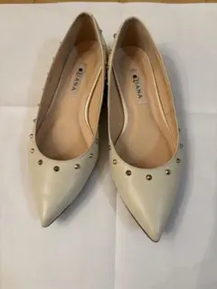 DIANA アイボリー スタッズ付き フラットシューズ