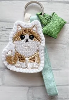 ハンドメイド　刺繍　ノルェージャンフォレストキャット　猫　バッグキーホルダー付き