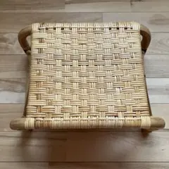 ラタン編みの四角い椅子