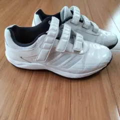 アディダス トレーニングシューズ ホワイト