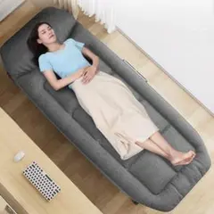 折りたたみべッドで、オフィスでの昼寝や、アウトドアでの使用に適しています。