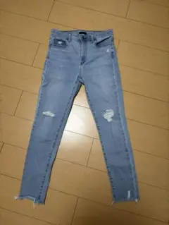 スキニーデニム ライトブルー ダメージ加工