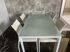 ガラスと金属のダイニングテーブルセット