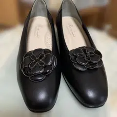 【Riz Comfort】超美品！黒のフラワーモチーフのパンプス 24㎝4E