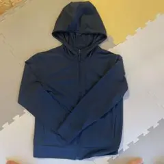 【美品】150 UNIQLO 薄手パーカー　ネイビー