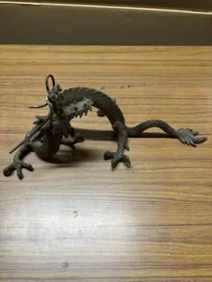 青銅色ドラゴン彫刻 龍 置物 金属製
