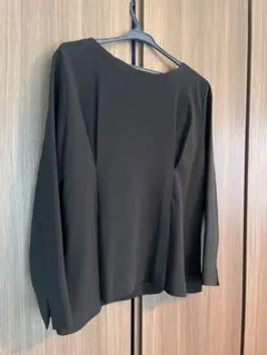 ◎美品　黒 長袖 ペプラムトップス 後ろファスナー