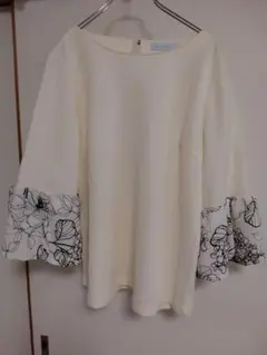 SUFFUSEの袖口の可愛いプルオーバー