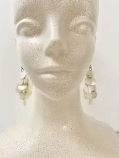 ホワイトシェルのダングルピアス