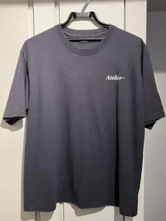 Atelierロゴ入りダークグレーTシャツ ワンサイズ