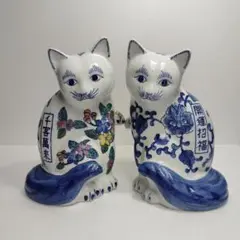 伊万里焼? 青白い猫の陶器置物 花柄 招き猫 縁起物 千客萬來 開運招福 レトロ