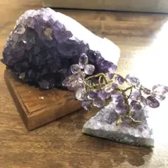 アメジスト　紫水晶　木製台座付き　置物