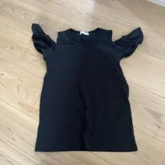オフショルダー 黒Tシャツ