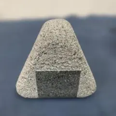 石　おにぎり