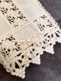 ❤️さえら★ヒスクローネ★可愛い★ロゴレースとサテンリボン飾りのテーブルセンター