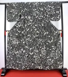 【小紋】黒地に白枠の絵 丸襟