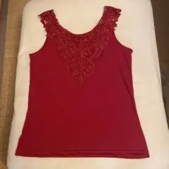 赤い刺繍タンクトップ