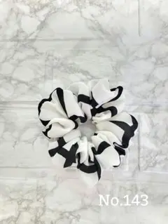 シュシュ ハンドメイド☆ホワイト×ブラック