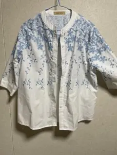 刺繍入りホワイト・ブルー五分袖シャツ