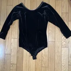 黒い長袖ベルベットボディスーツ