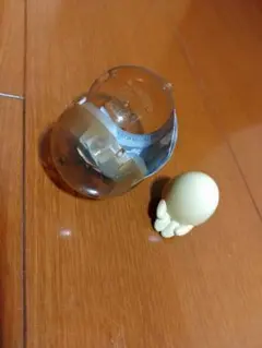 カプセルトイ クリーム色 卵型カプセル
